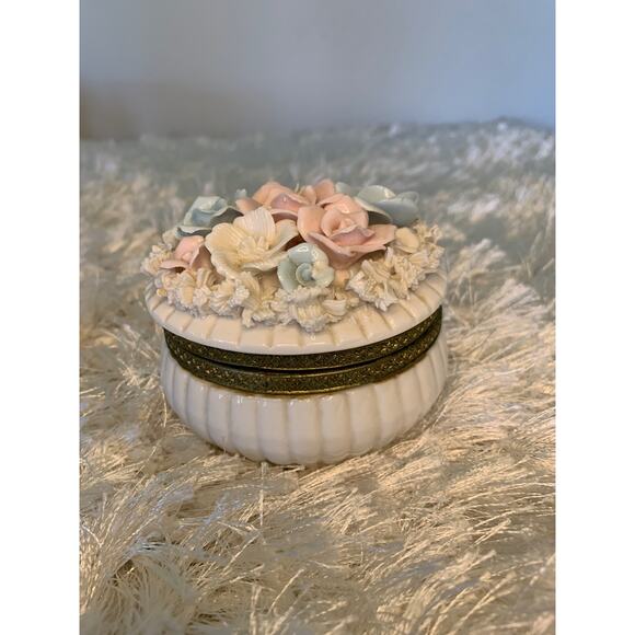 Vintage China Flower Hinge Top Sachet Trinket Box Silk Flower 4.5" diameter - Picture 6 of 6